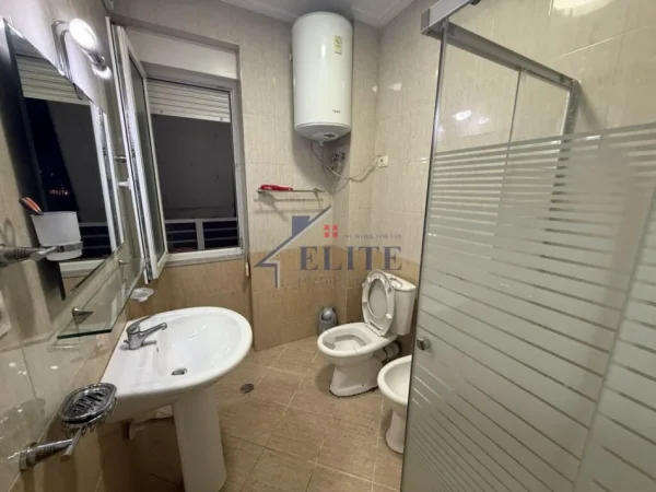 Tirane, jepet me qera apartament 1+1+Ballkon Kati 5, 62 m² 500 € (Ali Demi)