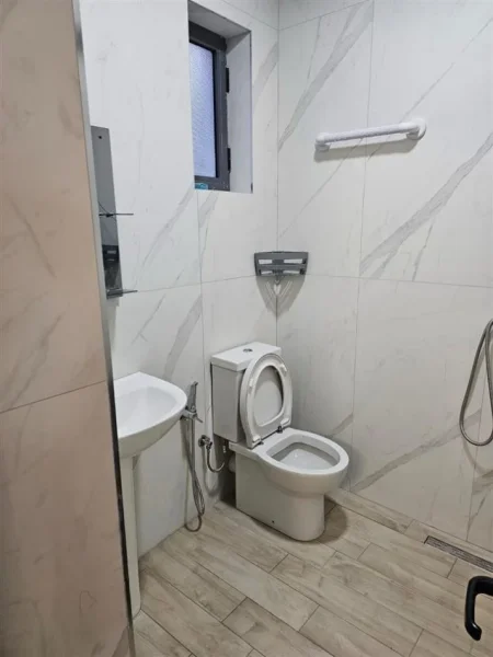 Tirane, jepet me qera shtepi 1+1 Kati 0, 70 m² 500 € (LAPRAKE)
