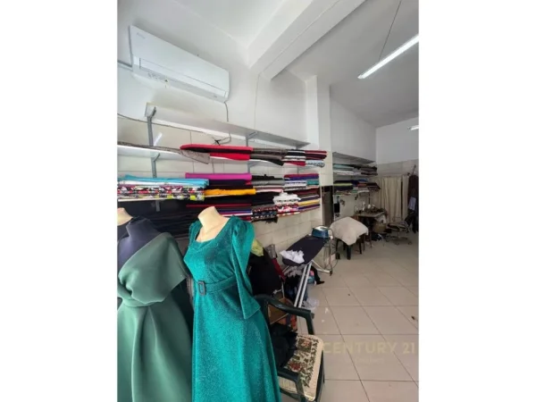 Tirane, jepet me qera dyqan Kati 0, 38 m² 450 € (Mistomame)