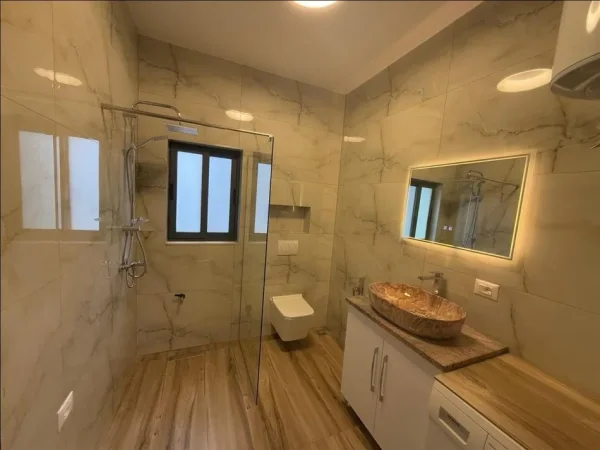 Tirane, jepet me qera apartament 2+1+Ballkon Kati 2, 100 m² 700 € (DON BOSKO)