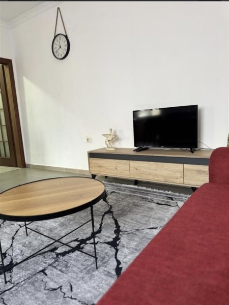 Tirane, jepet me qera apartament 1+1 Kati 3, 60 m² 500 € (rruga Qemal Stafa)