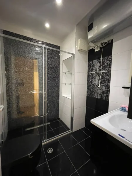 Tirane, jepet me qera apartament 2+1+Ballkon Kati 2, 145 m² 1.000 € (KOPSHTI BOTANIK)