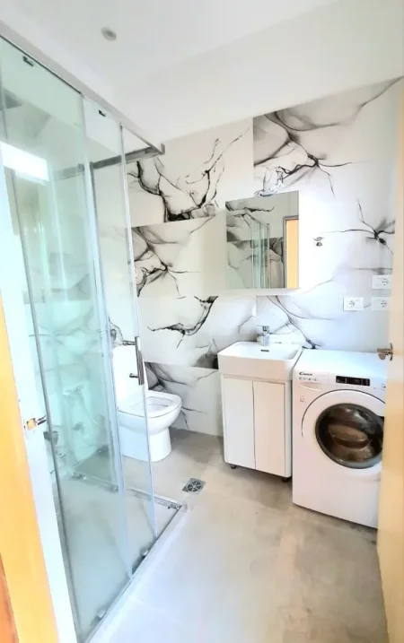 Tirane, jepet me qera apartament 2+1+Ballkon Kati 2, 120 m² 650 € (rruga Myslym Shyri)