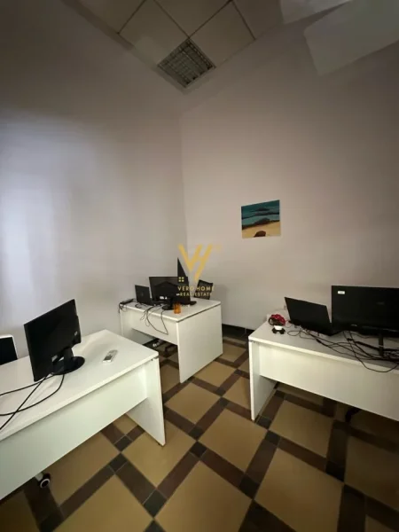 Tirane, jepet me qera zyre Kati 2, 290 m² 2.500 € (RRUGA E BARRIKADAVE)