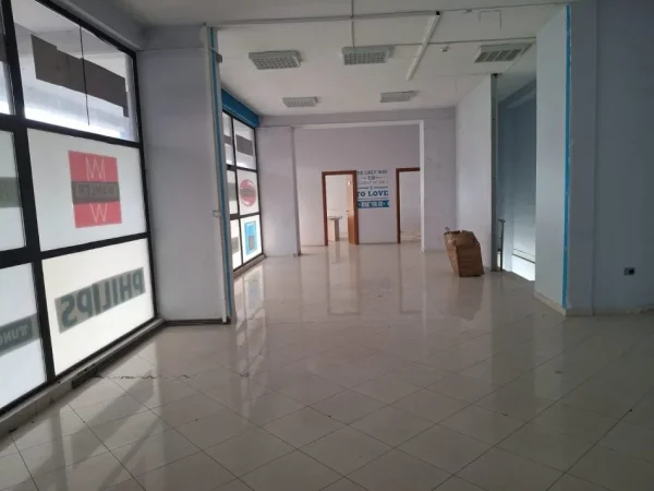 Tirane, jepet me qera zyre Kati 0, 225 m² 2.000 € (DOGANA)