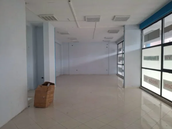 Tirane, jepet me qera zyre Kati 0, 225 m² 2.000 € (DOGANA)