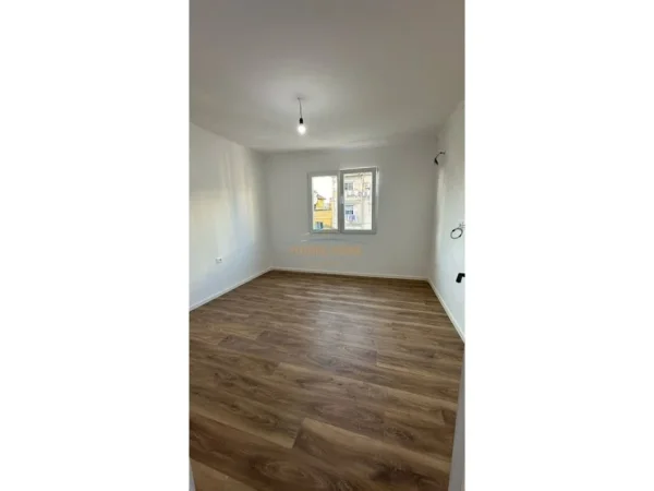 Shitet, Apartament 2+1, prane Globe, Rruga e Kavajes.