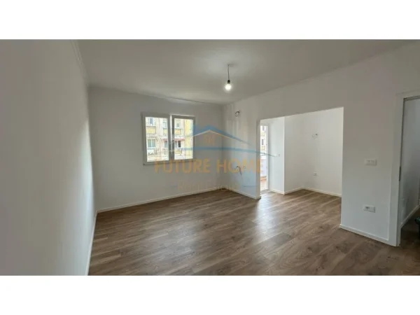 Shitet, Apartament 2+1, prane Globe, Rruga e Kavajes.