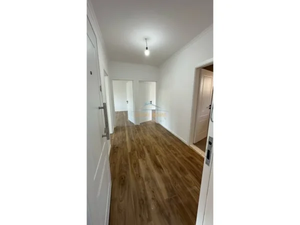 Shitet, Apartament 2+1, prane Globe, Rruga e Kavajes.