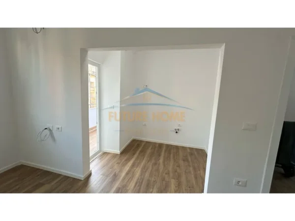 Shitet, Apartament 2+1, prane Globe, Rruga e Kavajes.
