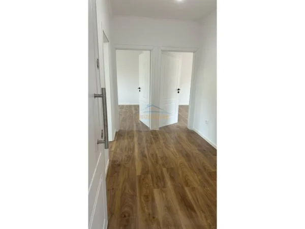 Shitet, Apartament 2+1, prane Globe, Rruga e Kavajes.