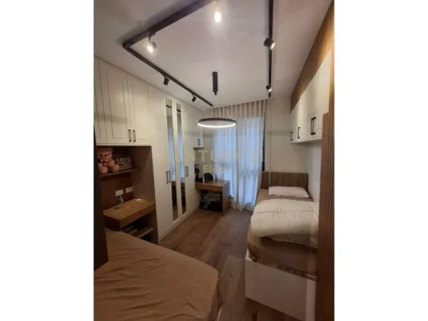 Tirane, shitet apartament 2+1 , (Porcelan)