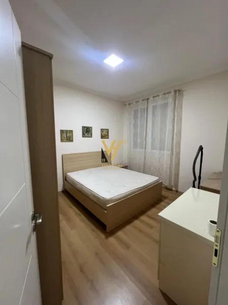 Tirane, jepet me qera apartament 2+1+Ballkon Kati 2, 80 m² 600 € (ISH FUSHA AVIACIONIT)
