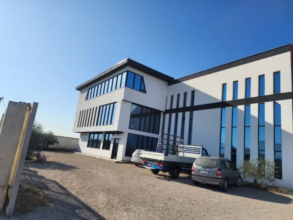 Tirane, jepet me qera magazine Kati 0, 7.800 m² 1.800 € (FUSHE KRUJE)