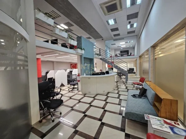 Tirane, jepet me qera zyre Kati 1, 140 m² 2.400 € (QENDER)