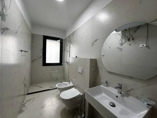 Tirane, jap me qera apartament 2+1 Kati 3, 117 m² 1.500 € (Liqeni i Thate)