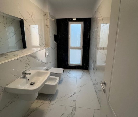 Tirane, jepet me qera ambjent biznesi Kati 2, 120 m² 2.300 € (Rruga Elbasanit)