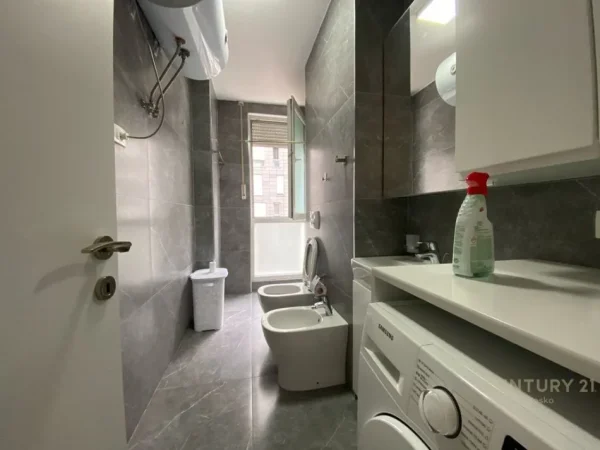 Tirane, jepet me qera apartament 2+1 Kati 2, 104 m² 800 € (DEON BOSKO)