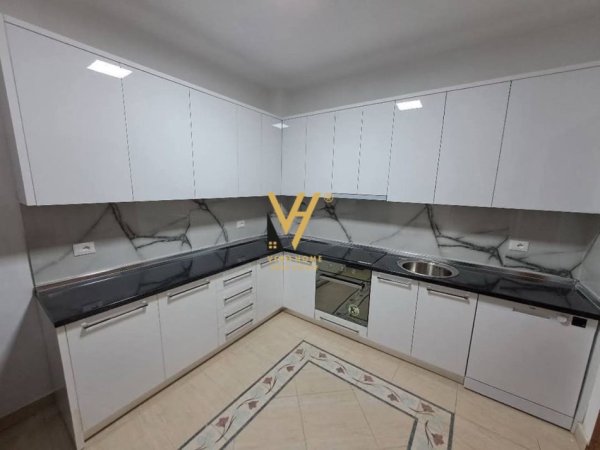 Tirane, jepet me qera apartament 2+1+Ballkon Kati 0, 100 m² 1.300 € (QENDER)