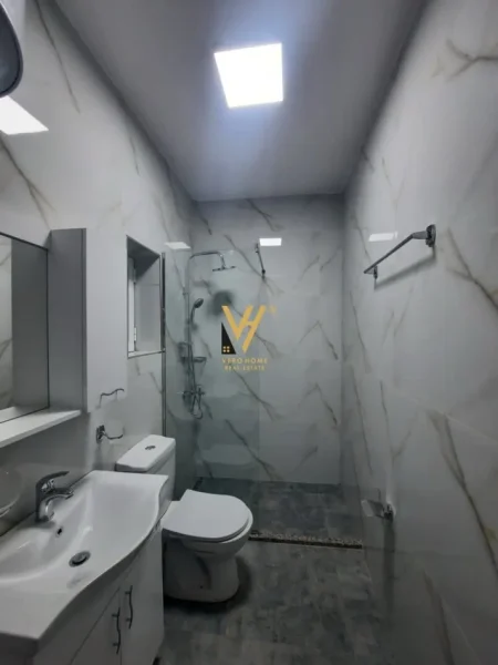 Tirane, jepet me qera apartament 2+1+Ballkon Kati 0, 100 m² 1.300 € (QENDER)