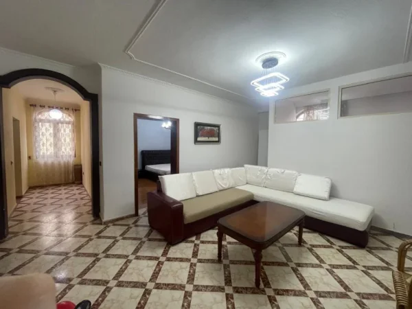 Tirane, jepet me qera shtepi 2+1+Ballkon Kati 2, 130 m² 600 € (Ali Dem prane ish Lokali Pirro Mani)