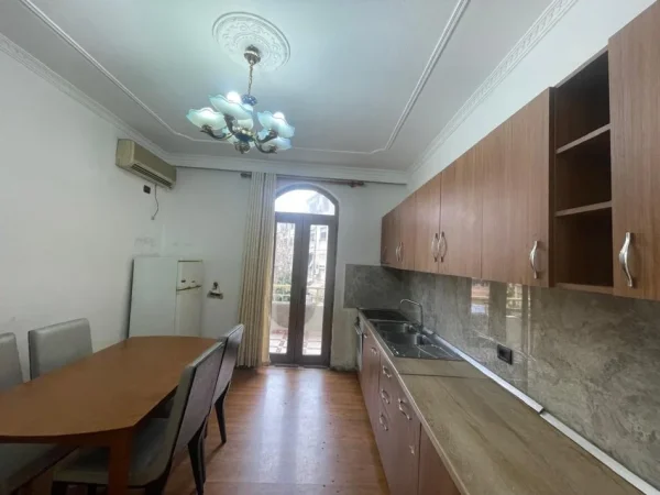 Tirane, jepet me qera shtepi 2+1+Ballkon Kati 2, 130 m² 600 € (Ali Dem prane ish Lokali Pirro Mani)