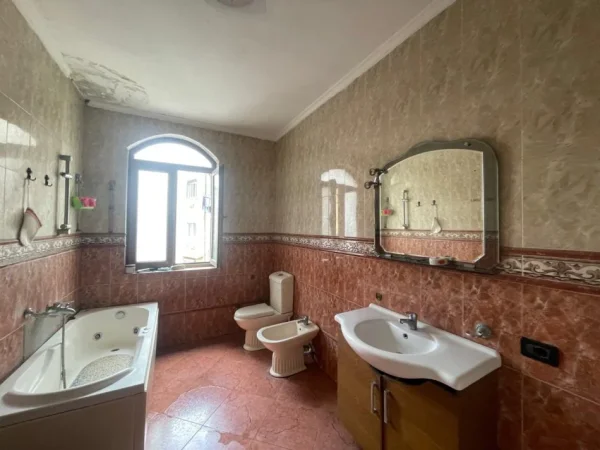 Tirane, jepet me qera shtepi 2+1+Ballkon Kati 2, 130 m² 600 € (Ali Dem prane ish Lokali Pirro Mani)