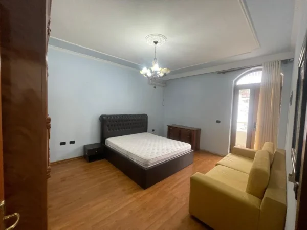 Tirane, jepet me qera shtepi 2+1+Ballkon Kati 2, 130 m² 600 € (Ali Dem prane ish Lokali Pirro Mani)