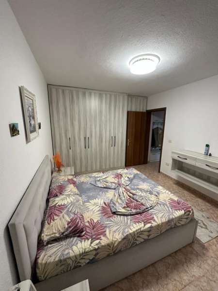 Tirane, jepet me qera apartament 2+1 Kati 9, 120 m² 550 € (Pallati me shigjeta)