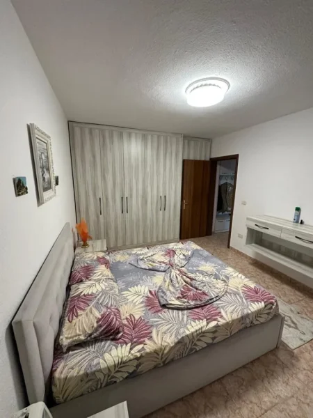 Tirane, jepet me qera apartament 2+1 Kati 9, 120 m² 550 € (Pallati me shigjeta)
