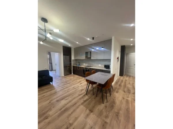 Tirane, jepet me qera apartament 2+1+Ballkon Kati 2, 700 € (Selite)