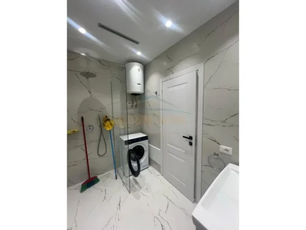 Tirane, jepet me qera apartament 2+1+Ballkon Kati 2, 700 € (Selite)