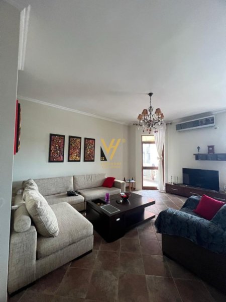 Tirane, jepet me qera apartament 1+1+Ballkon Kati 8, 105 m² 650 € (SQUARE 21)