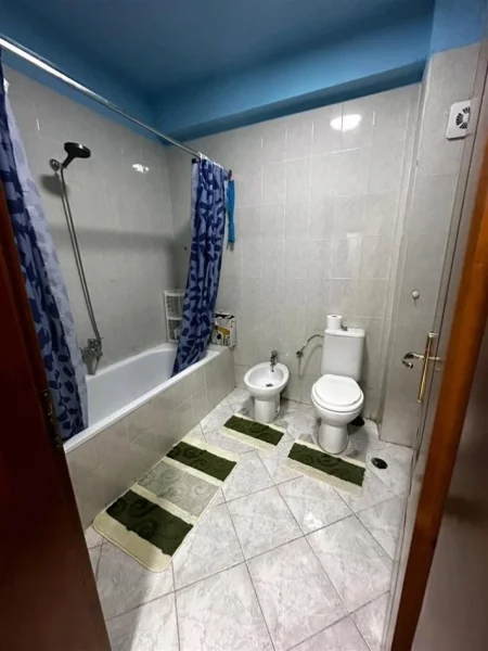 Tirane, jepet me qera apartament 1+1+Ballkon Kati 3, 72 m² 450 € (rruga Sul Bega)