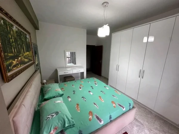 Tirane, jepet me qera apartament 1+1+Ballkon Kati 3, 72 m² 450 € (rruga Riza Cerova ( rruga Sul Bega) market Plus Berti)