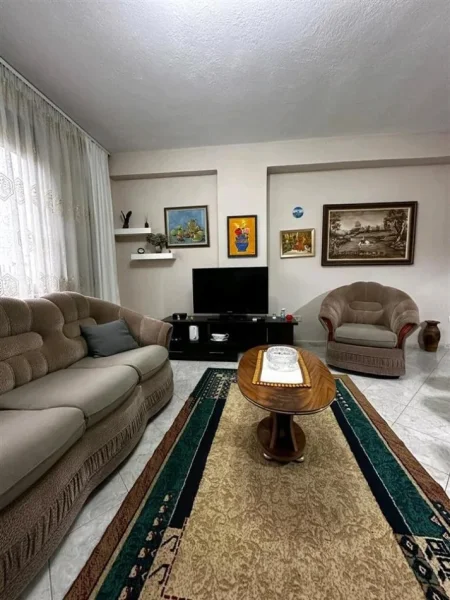 Tirane, jepet me qera apartament 1+1+Ballkon Kati 3, 72 m² 450 € (rruga Riza Cerova ( rruga Sul Bega) market Plus Berti)