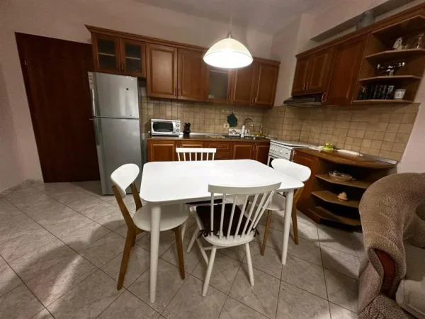 Tirane, jepet me qera apartament 1+1+Ballkon Kati 3, 72 m² 450 € (rruga Riza Cerova ( rruga Sul Bega) market Plus Berti)