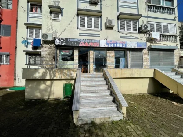 Tirane, shitet dyqan Kati 0, 38 m² 90.000 € (Kthesa e Kamzes)