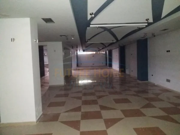 Lushnje, shitet ambjent biznesi Kati -1, 401 m² 250.000 € (Lushnje)