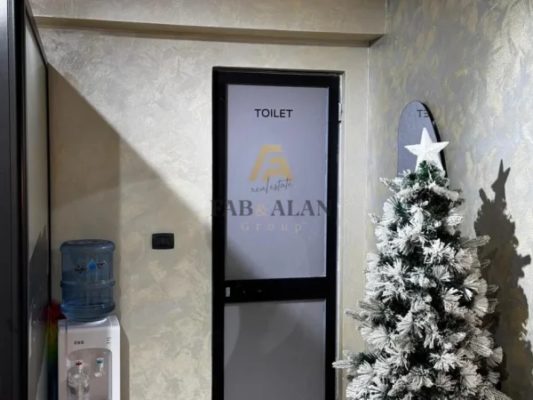 Tirane, jepet me qera ambjent biznesi Kati 0, 40 m² 600 € (Ish Blloku)