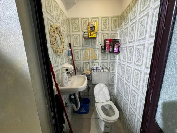 Tirane, jepet me qera ambjent biznesi Kati 0, 40 m² 600 € (Ish Blloku)