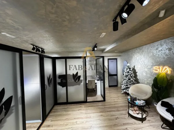 Tirane, jepet me qera ambjent biznesi Kati 0, 40 m² 600 € (Ish Blloku)