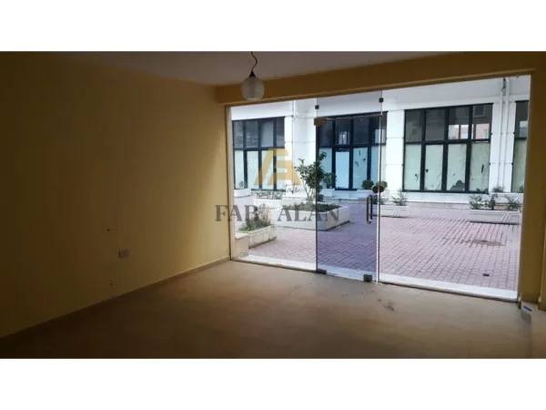 Tirane, shitet ambjent biznesi Kati 0, 86 m² 160.000 € (Selite)