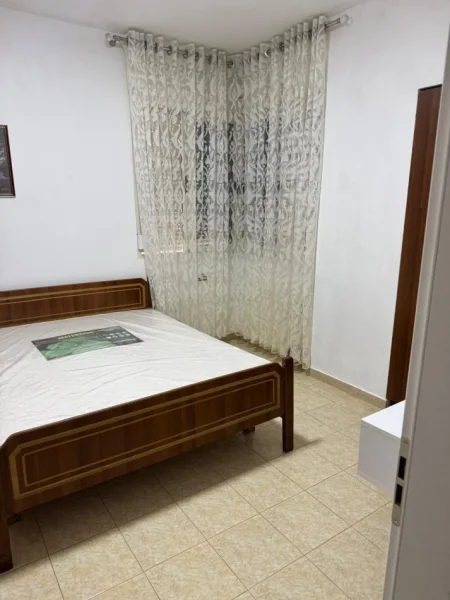 Tirane, jepet me qera apartament 1+1+Ballkon , 65 m² 450 € (rruga 5 Maj)