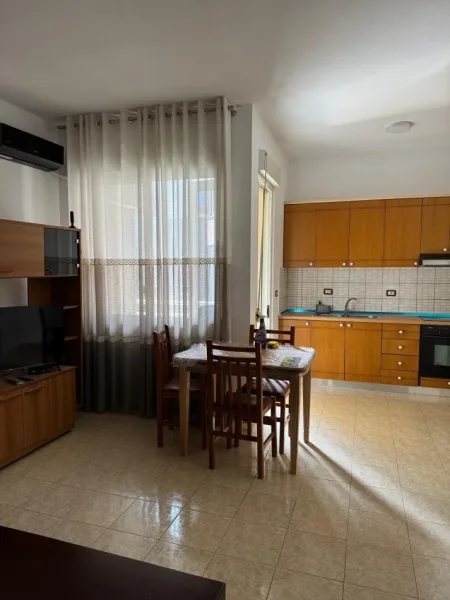 Tirane, jepet me qera apartament 1+1+Ballkon , 65 m² 450 € (rruga 5 Maj)