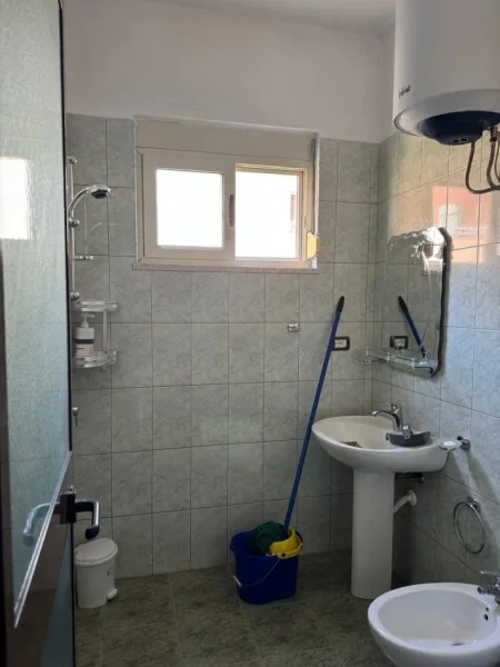 Tirane, jepet me qera apartament 1+1+Ballkon , 65 m² 450 € (rruga 5 Maj)