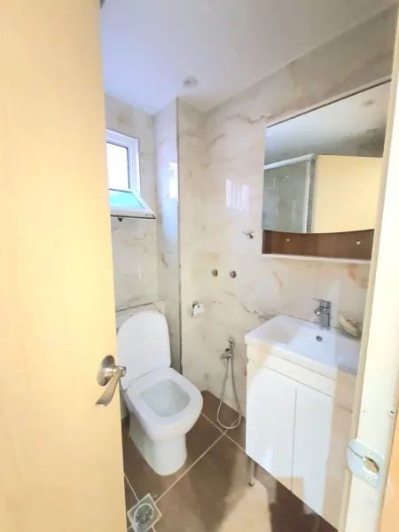 Tirane, jepet me qera apartament 2+1+Ballkon Kati 2, 120 m² 650 € (Myslym Shyr prane Someg)