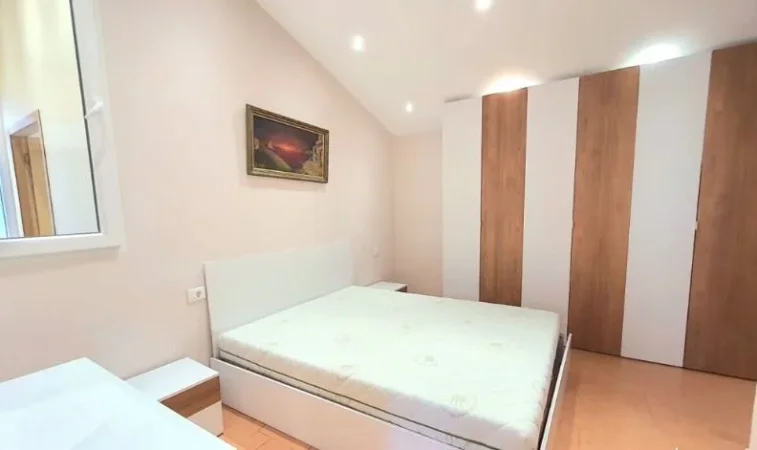 Tirane, jepet me qera apartament 2+1+Ballkon Kati 2, 120 m² 650 € (Myslym Shyr prane Someg)