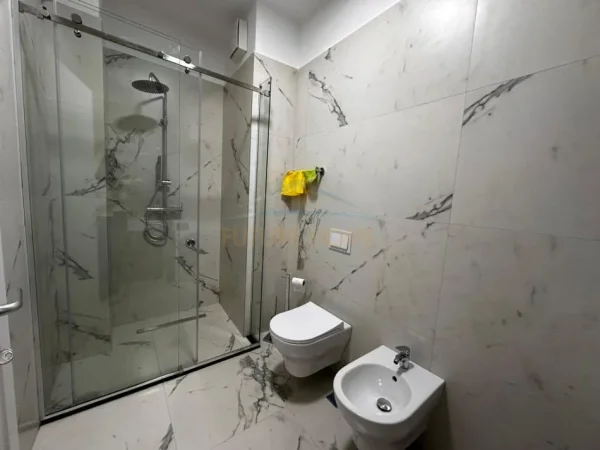 Shqiperi, jepet me qera 1+1 Kati 3, 68 m² 1.000 € (Liqeni i thate, Tirane.)
