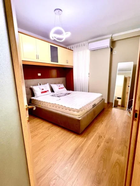 Tirane, jepet me qera apartament 1+1+Ballkon Kati 2, 65 m² 500 € (Brryl ( Bulevardi Zhan Dark))